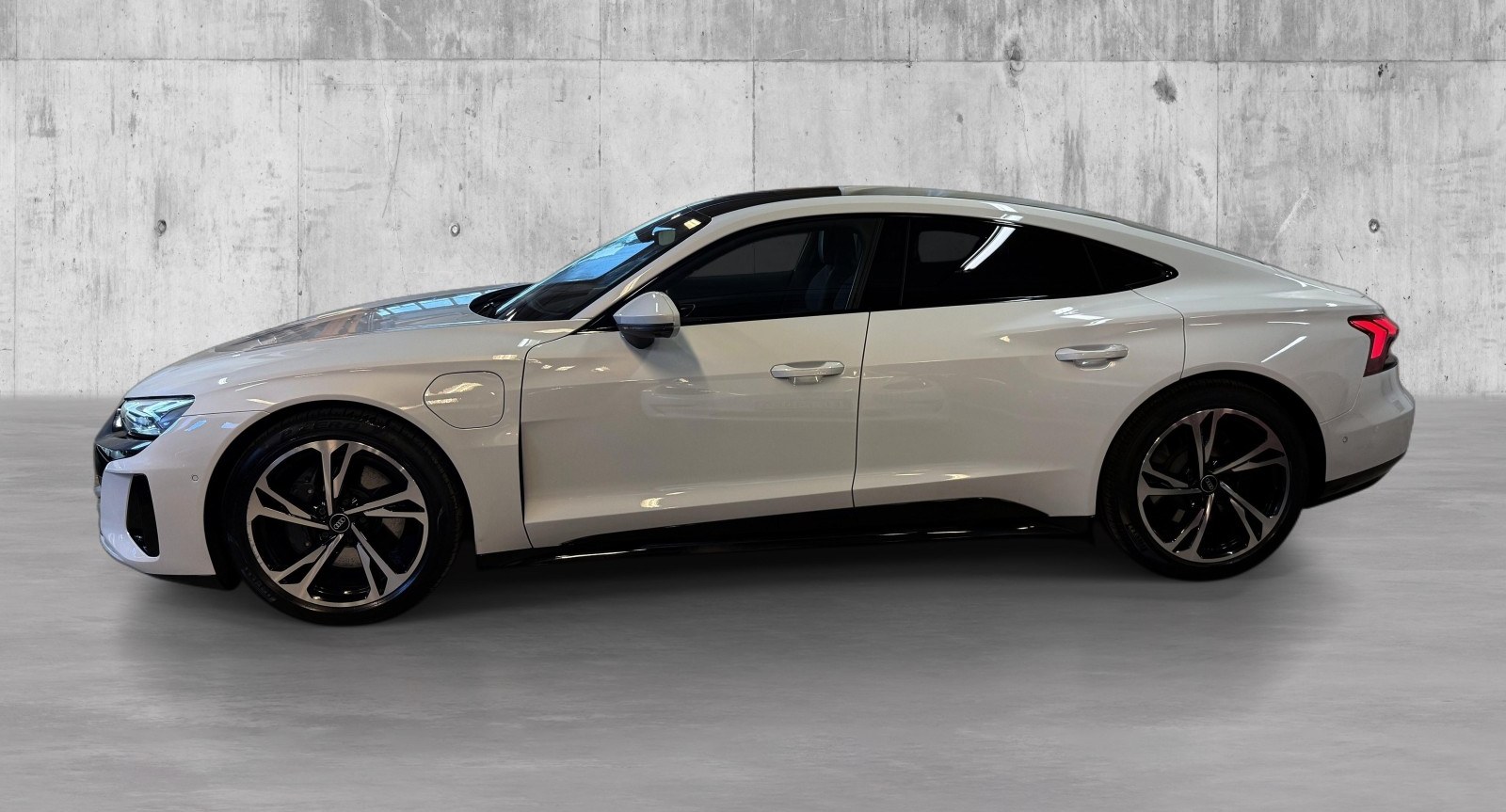 Bil klargjort og fotografert i lokalet til Auto Connect